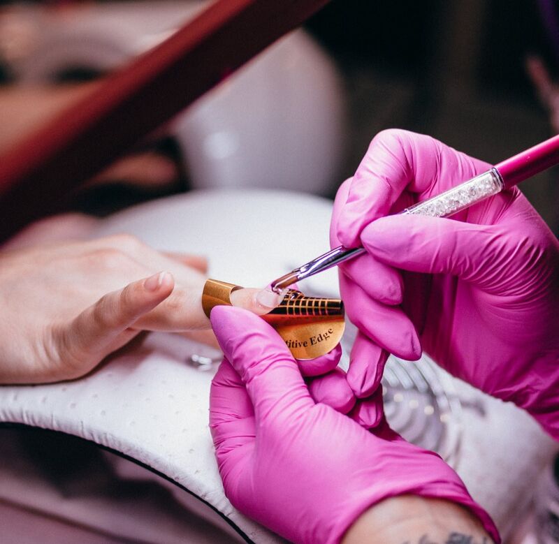 קורס בניה בפוליגל טיפס הפוך שיעור ראשון הכרה עם חומרים והבנה תאורתית כיצד עושים בניה כזו שלא מתרוממות הציפורניים ולא נופלות מה עוד אפשר לעשות עם פוליגל מניקור עם מכשור + ידני